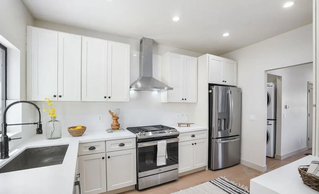 Kitchen, shaker cabinets and quartz, Los Angeles